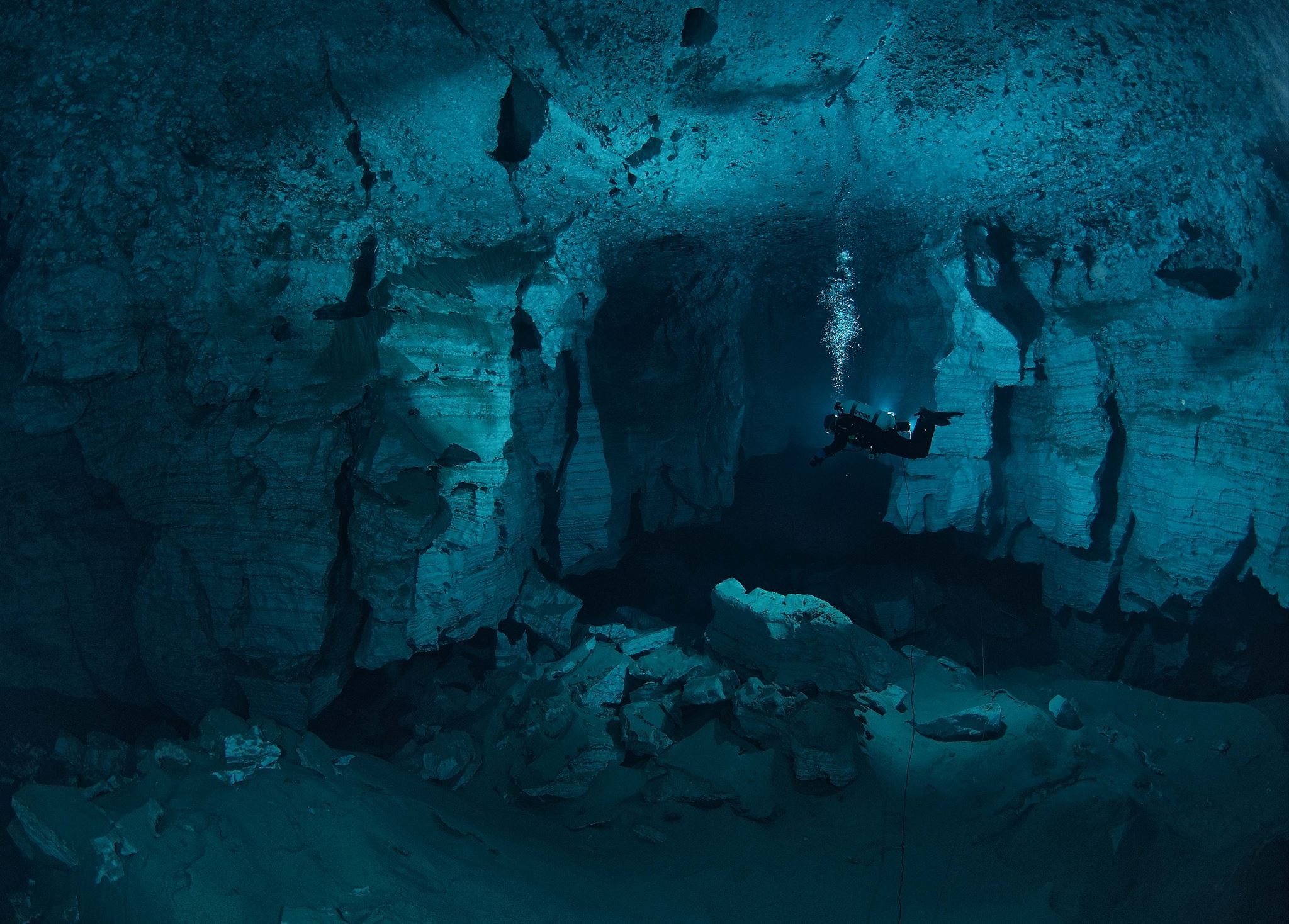 На какую часть подводной пещеры оказывается наибольшее давление