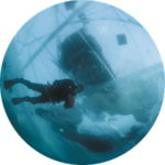Байкал: подлёдное сафари. Новосибирец Олег Бочарников вкладывает новые смыслы в понятие «дайв-сафари»: не на яхте по синему морю, а на джипах по байкальскому льду.